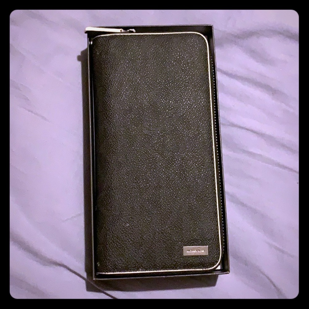 Michael Kors Zip Wallet